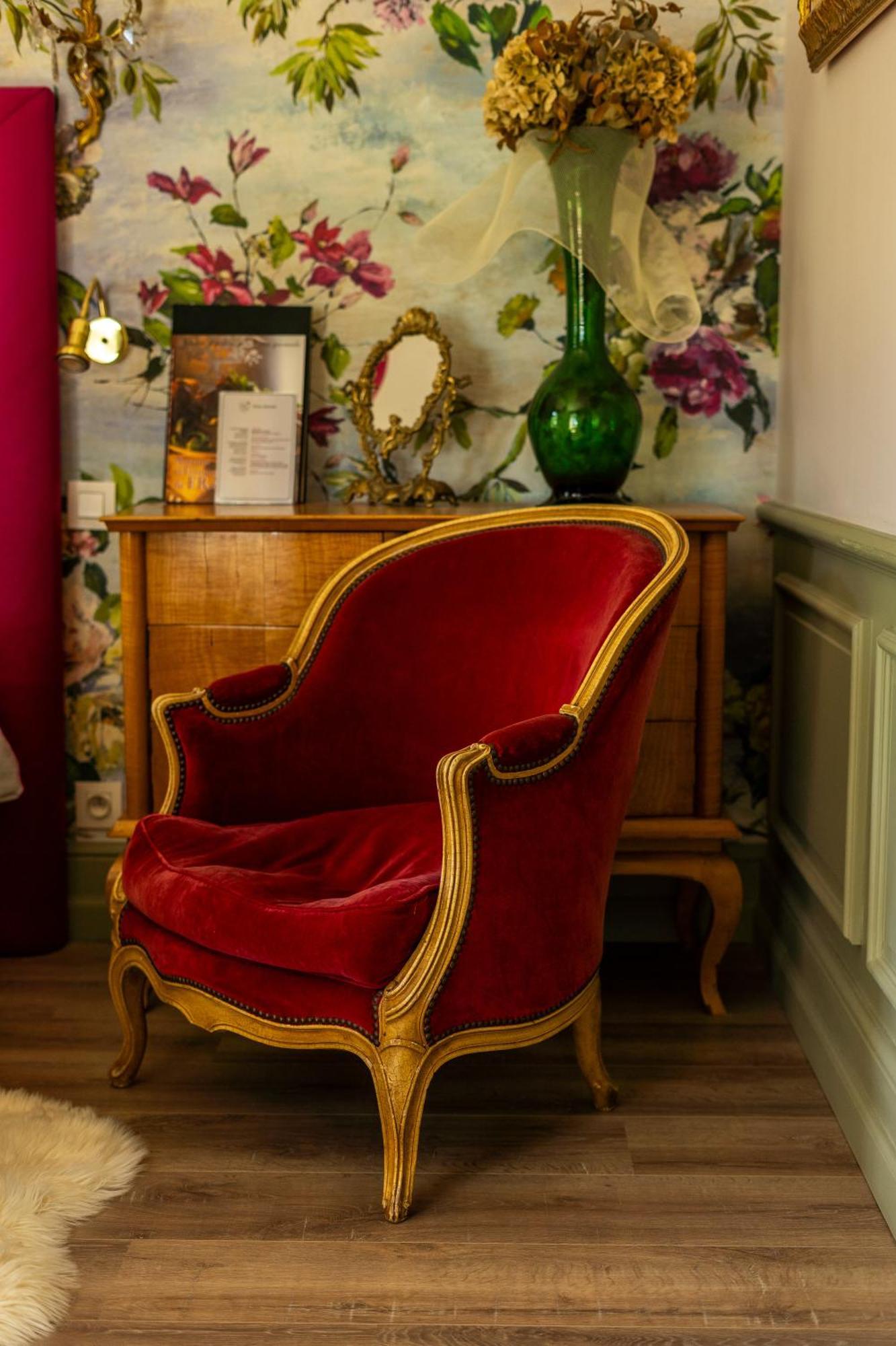 Castel Bois Marie, Maison D'Hotes مونْتوبا المظهر الخارجي الصورة A red velvet chair