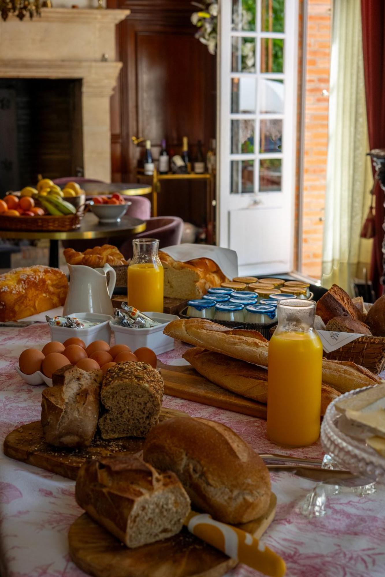 Castel Bois Marie, Maison D'Hotes مونْتوبا المظهر الخارجي الصورة A continental breakfast