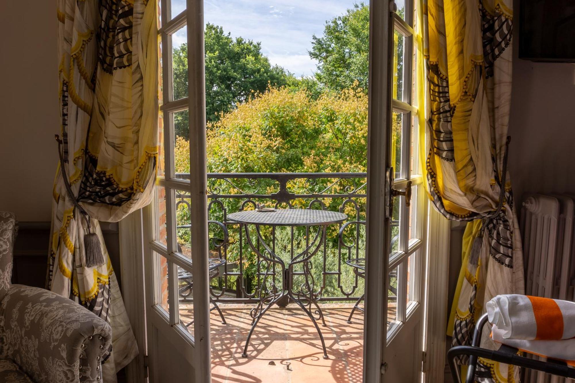 Castel Bois Marie, Maison D'Hotes مونْتوبا المظهر الخارجي الصورة A view of the garden from the hotel