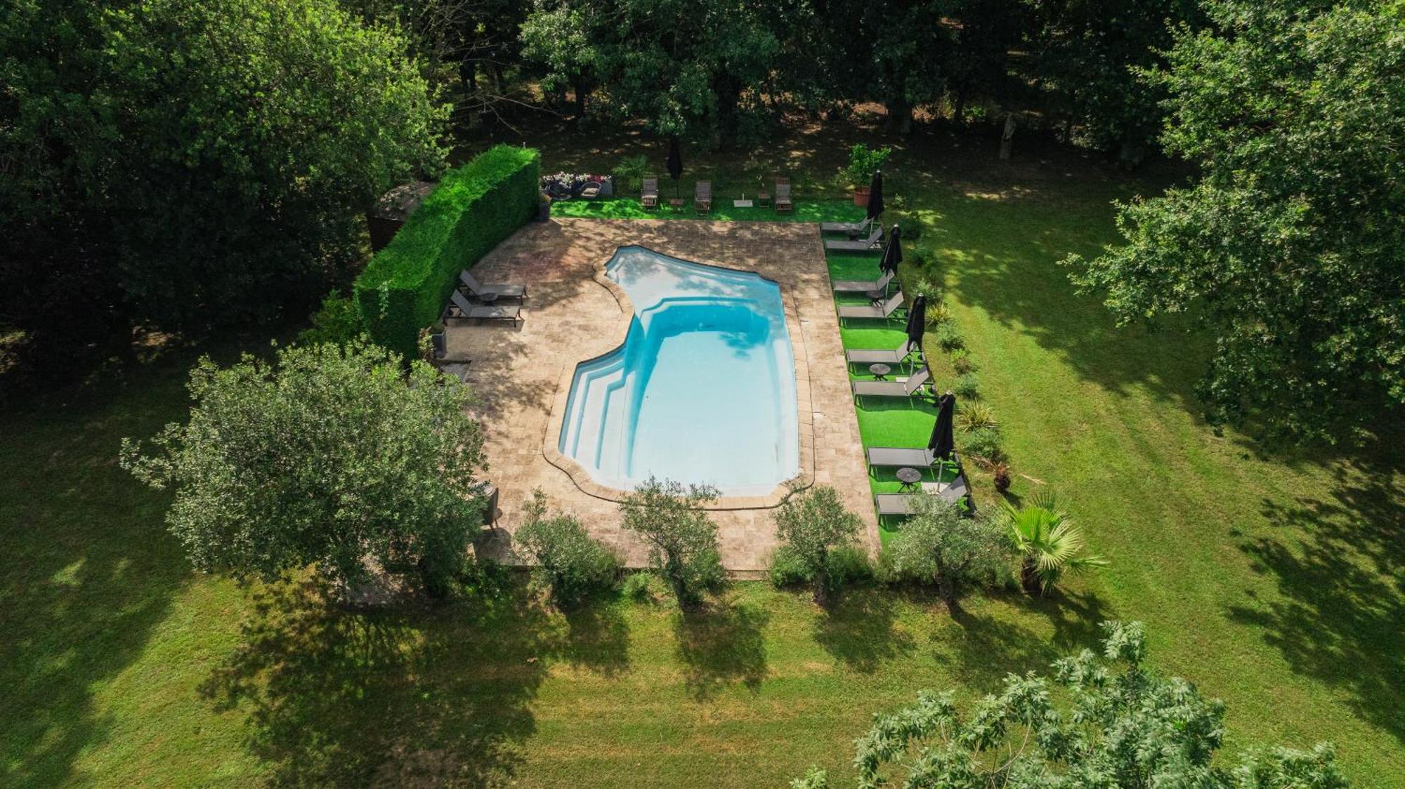 Castel Bois Marie, Maison D'Hotes مونْتوبا المظهر الخارجي الصورة The swimming pool at the Château de Chambord
