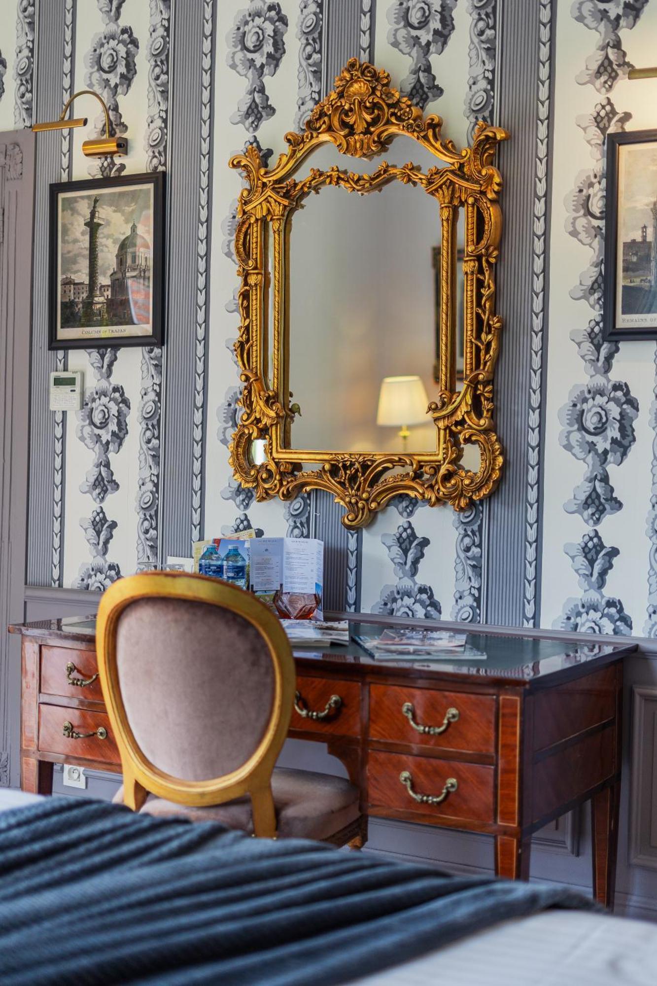 Castel Bois Marie, Maison D'Hotes مونْتوبا المظهر الخارجي الصورة A dressing table