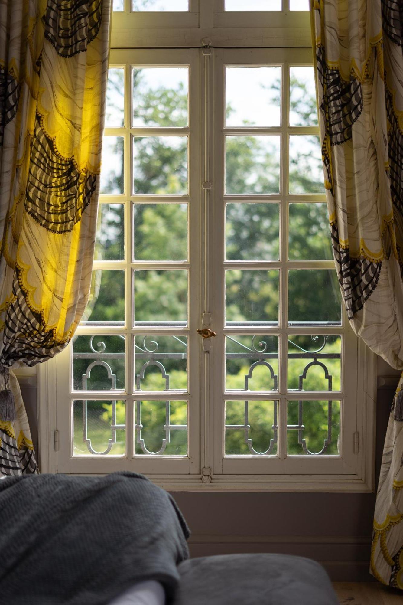 Castel Bois Marie, Maison D'Hotes مونْتوبا المظهر الخارجي الصورة Window with curtains