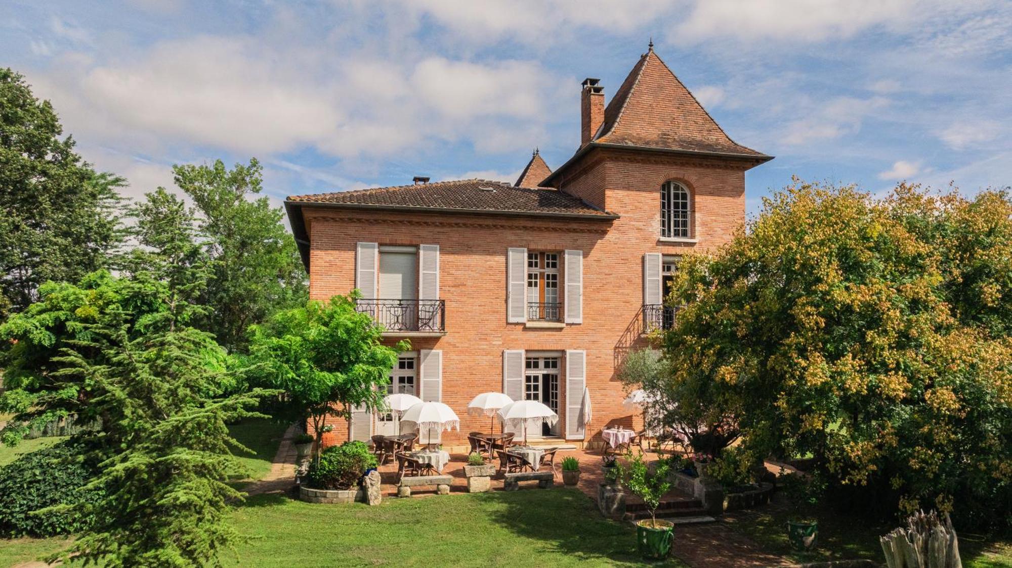 Castel Bois Marie, Maison D'Hotes مونْتوبا المظهر الخارجي الصورة The town hall in Saint-André-de-Pierre-Colamine