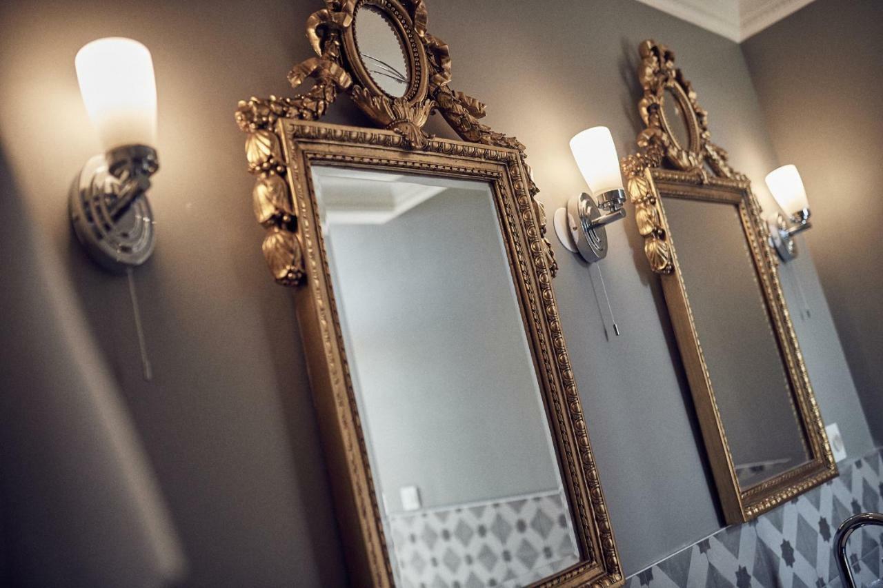 Castel Bois Marie, Maison D'Hotes مونْتوبا المظهر الخارجي الصورة Mirrors in a bathroom