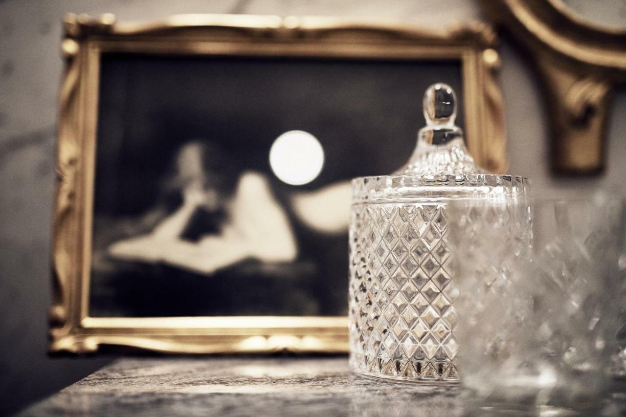 Castel Bois Marie, Maison D'Hotes مونْتوبا المظهر الخارجي الصورة A perfume bottle